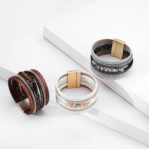 Bracciale wrap boho multistrato con perline di cristallo e chiusura magnetica