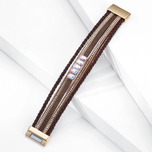 Dettaglio bracciale multistrato in pelle stile boho con cristalli e chiusura magnetica