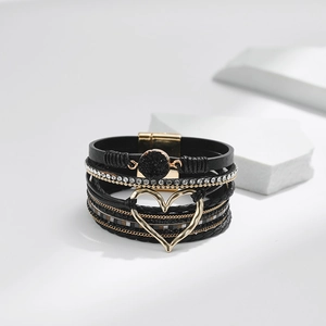 Details eines böhmischen Mehrschicht-Armbands mit schwarzem Leder und glänzenden Strass