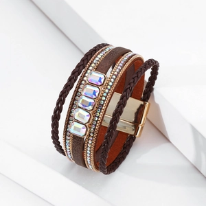 Dettaglio di un bracciale multistrato in pelle bohémien con cristalli cangianti e chiusura magnetica