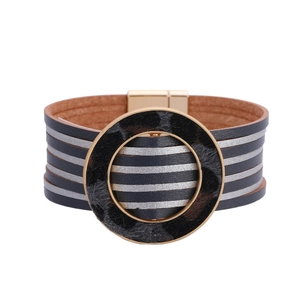 Bracciale multistrato bohémien in pelle con anello leopardato e chiusura magnetica dorata