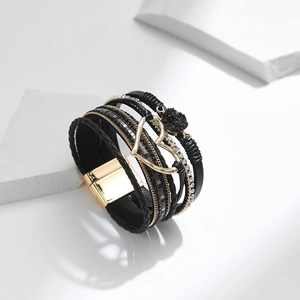 Detail eines mehrlagigen Boho-Armbands mit Herzanhänger und Magnetverschluss