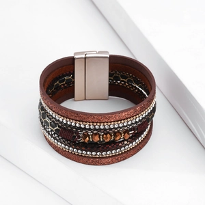 Dettaglio del bracciale largo multistrato bohémien con cristalli e chiusura magnetica