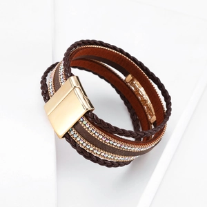 Dettaglio bracciale bohémien multistrato in pelle con cristalli e chiusura magnetica d'oro
