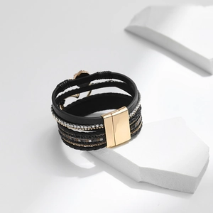 Detailansicht eines mehrschichtigen Boho-Armbands mit Strass und Gold-Magnetverschluss