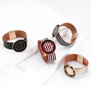 Bracciali boho multistrato in pelle con motivi leopardati e chiusura magnetica