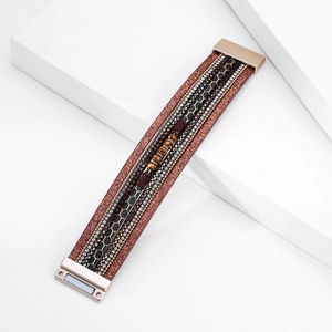 Dettaglio del bracciale bohémien multistrato con strass e chiusura magnetica in oro rosa