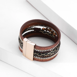 Dettaglio macro del bracciale boho multistrato in pelle con cristalli e chiusura magnetica