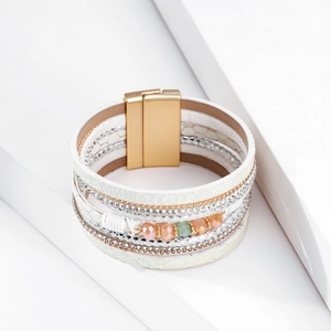 Dettaglio di un bracciale multistrato boho con chiusura magnetica e cristalli lucidi
