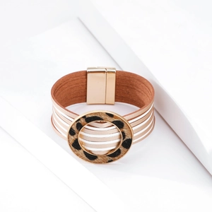 Dettaglio del bracciale multistrato in pelle boho con cerchio leopardato e chiusura magnetica