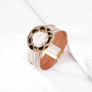 Dettaglio del bracciale boho in pelle con stampa leopardata e chiusura magnetica dorata