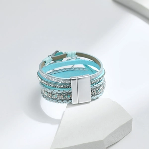Detailaufnahme des hellblauen Mehrschicht-Armbands mit Strass und Magnetverschluss