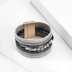 Dettaglio del bracciale multistrato bohémien con strass di cristallo e chiusura magnetica