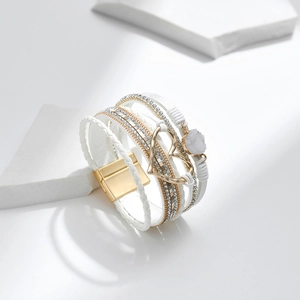 Detailansicht des mehrlagigen Boho-Armbands mit Herzanhänger und Magnetverschluss