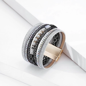 Dettaglio del bracciale bohémien multistrato in pelle con perline di cristallo e chiusura