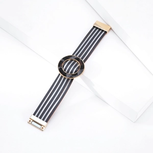 Dettaglio del bracciale multistrato in pelle stile boho con motivo zebrato e chiusura dorata