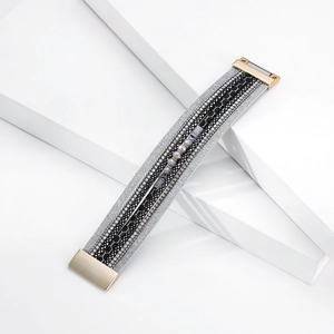 Dettaglio del bracciale bohémien multistrato con paillettes argento, strass e chiusura magnetica