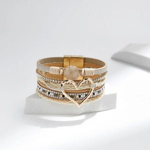 Detailansicht des böhmischen Mehrschicht-Armbands mit Herzanhänger und Magnetverschluss