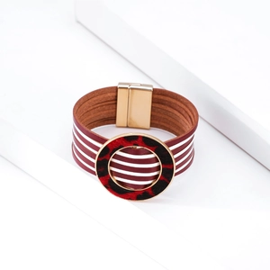Dettaglio bracciale multistrato in pelle bordeaux con chiusura magnetica leopardata