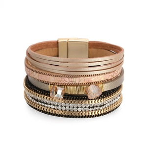 Detail van bohemien meerlaagse lederen armband met magneetsluiting en strass steentjes