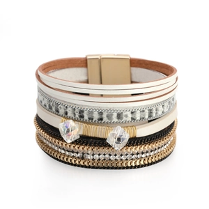 Boheems meerlaags leren wikkelarmband met kristallen hangers en gouden magneetsluiting