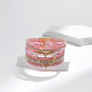 Detail eines rosa mehrlagigen Boho-Armbands mit Herzanhänger und Magnetverschluss