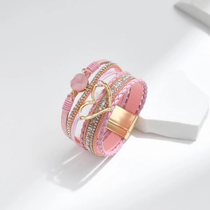 Detail eines rosa mehrlagigen Armbands mit Herzanhänger und Magnetverschluss