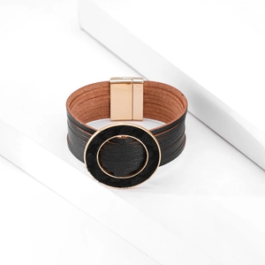Dettaglio del bracciale multistrato in pelle con chiusura magnetica oro e anello