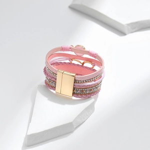 Detailansicht des rosa mehrlagigen Wickelarmbands mit Strass und Magnetverschluss-Unendlichkeit