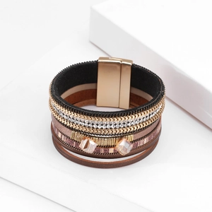Detail van de boheemse gelaagde lederen armband met kristallen en gouden magneetsluiting