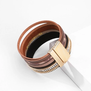 Detail van een bohemien meerlaagse leren armband met witte kristallen en gouden sluiting