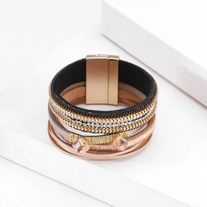 Detail van boheemse leren armband met kristalaccenten en een magnetische sluiting