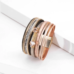 Detail van een bohemien meerlaagse lederen armband met kristallen en magneetsluiting
