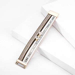 Detail van een bohemian meerlaagse leren armband met kristallen en gouden magneetsluiting