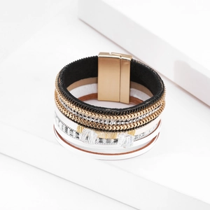 Detail van Boheemse meerlaagse armband met leer, strass-steentjes en handige magneetsluiting