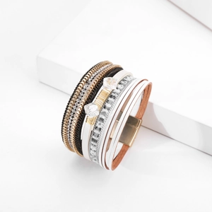 Detail van een bohemian meerlaagse leren armband met kristallen en magneetsluiting