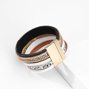 Detail van een bohemien meerlaagse leren armband met kristallen en gouden magnetische sluiting