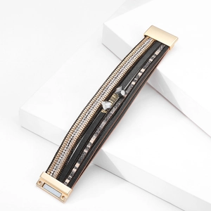 Detail van de bohemien meerlaagse leren armband met kristallen en magnetische sluiting