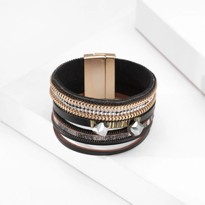 Detail van Boheemse meerlaagse leren armband met kristallen en magnetische sluiting
