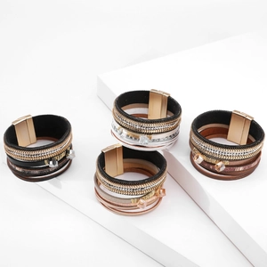 Bohemian meerlaagse leren wikkelarmband met fonkelende kristallen en gouden magneetsluiting