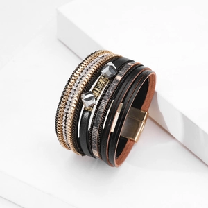 Detail van boheemse meerlaagse leren armband met strassteentjes en gouden magneetsluiting