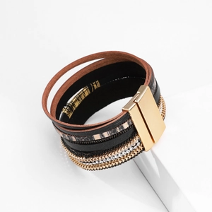 Detail van boho gelaagde leren armband met luipaardprint en magnetische sluiting