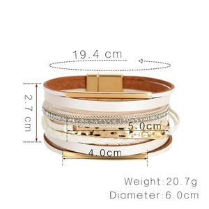 Vue détaillée d'un bracelet de style bohème multicouche en cuir avec fermoir magnétique doré