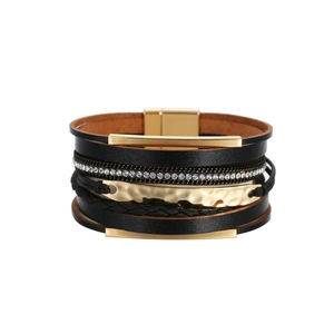 Détail d'un bracelet multicouche en cuir bohème avec cristaux et fermoir magnétique doré