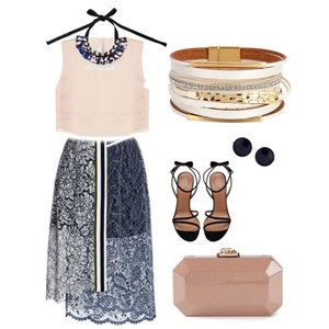 Vue à plat du bracelet manchette bohème multicouche blanc avec paillettes et accessoires
