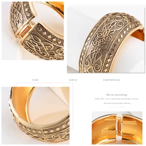Dettaglio macro del bracciale rigido dorato con incisioni vintage e motivi bohémien