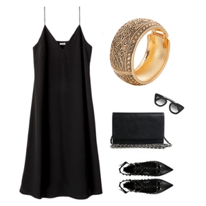 Flat lay del bracciale dorato con abito nero e ballerine a punta con borchie