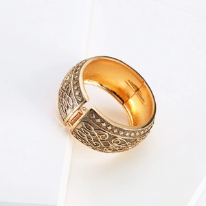 Bracciale rigido boho vintage dorato con rilievo floreale intricato e chiusura a molla