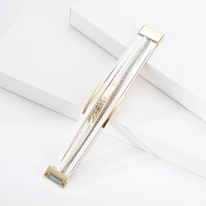 Détail d'un bracelet multi-rangs en cuir avec cristaux et fermoir magnétique en métal