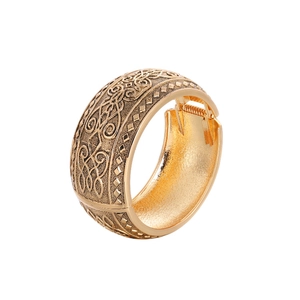 Bracciale rigido vintage dorato bohémien con rilievi celtici e chiusura a cerniera